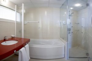 1343140135_kaliakra-4-hotel-albena-bulgaria-room-bath