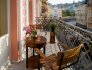 Kind_from_a_balcony